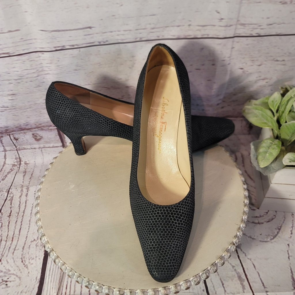 Vintage Salvatore Ferragamo Black Pebble Textured Suede Low Heel Pumps Italy 9b